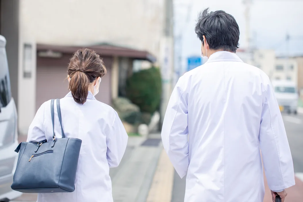 ご自宅で行う訪問診療の様子